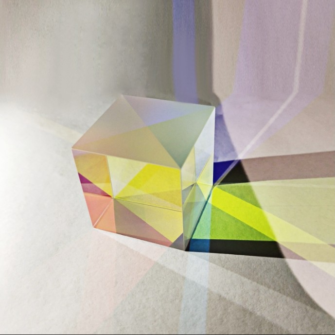 什么是合色棱鏡？它對(duì)投影儀有哪些作用？