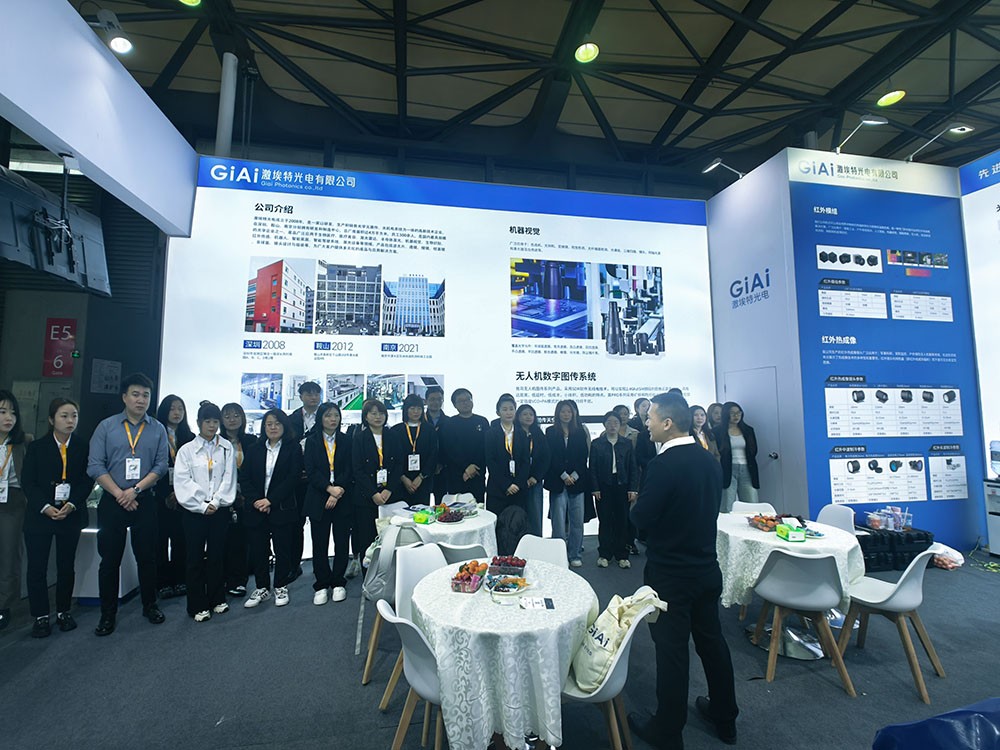 濾光片 現(xiàn)場激埃特領導為員工規(guī)劃工廠行程