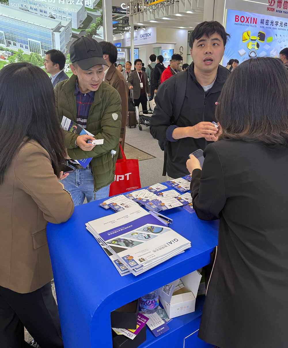 濾光片 激埃特現(xiàn)場工作人員為參觀者講解2