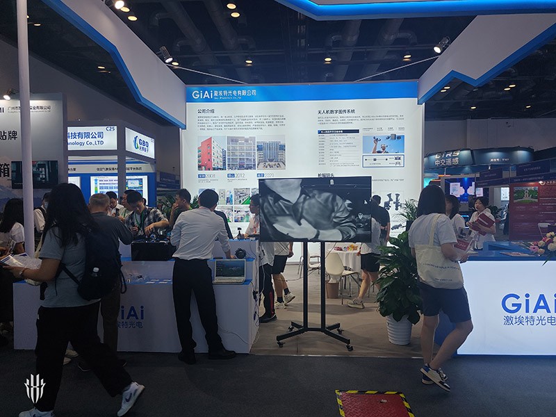 激埃特展區(qū)客戶正在參觀展品 激埃特展區(qū)客戶正在參觀展品