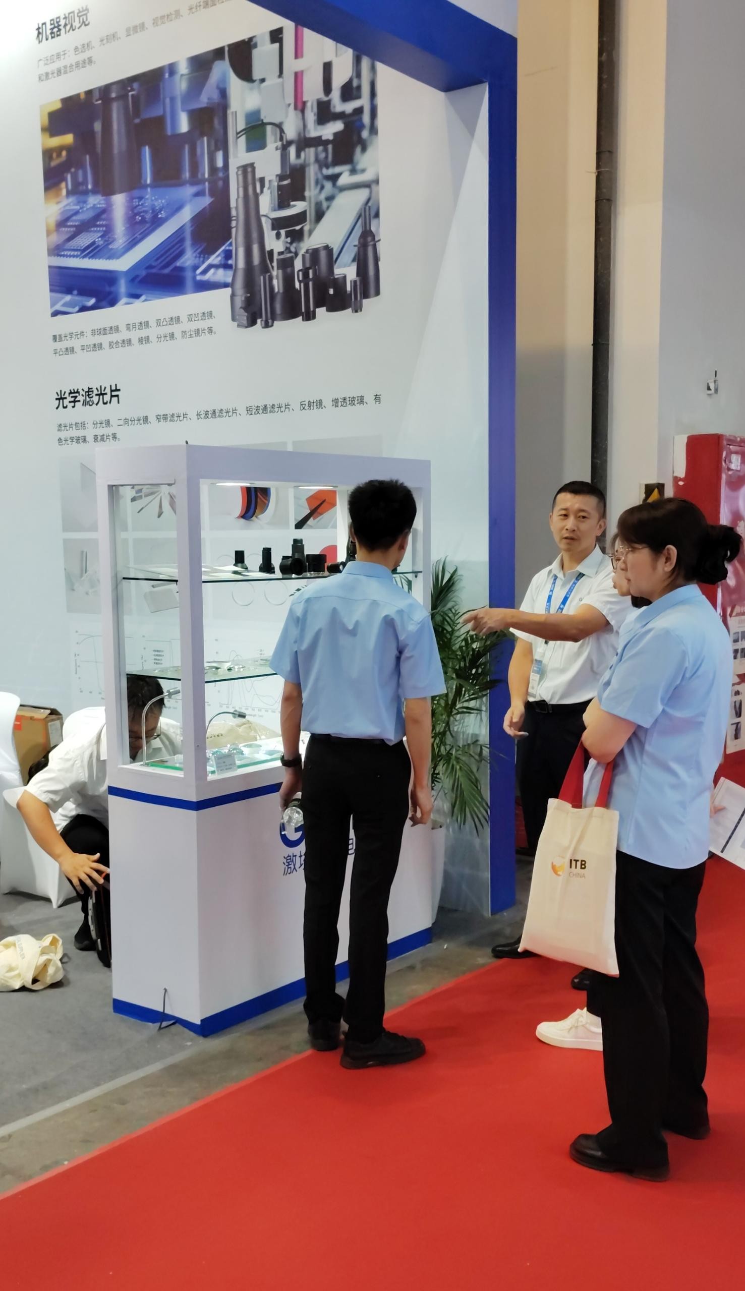 濾光片 激埃特工作人員為現(xiàn)場(chǎng)參演者講解